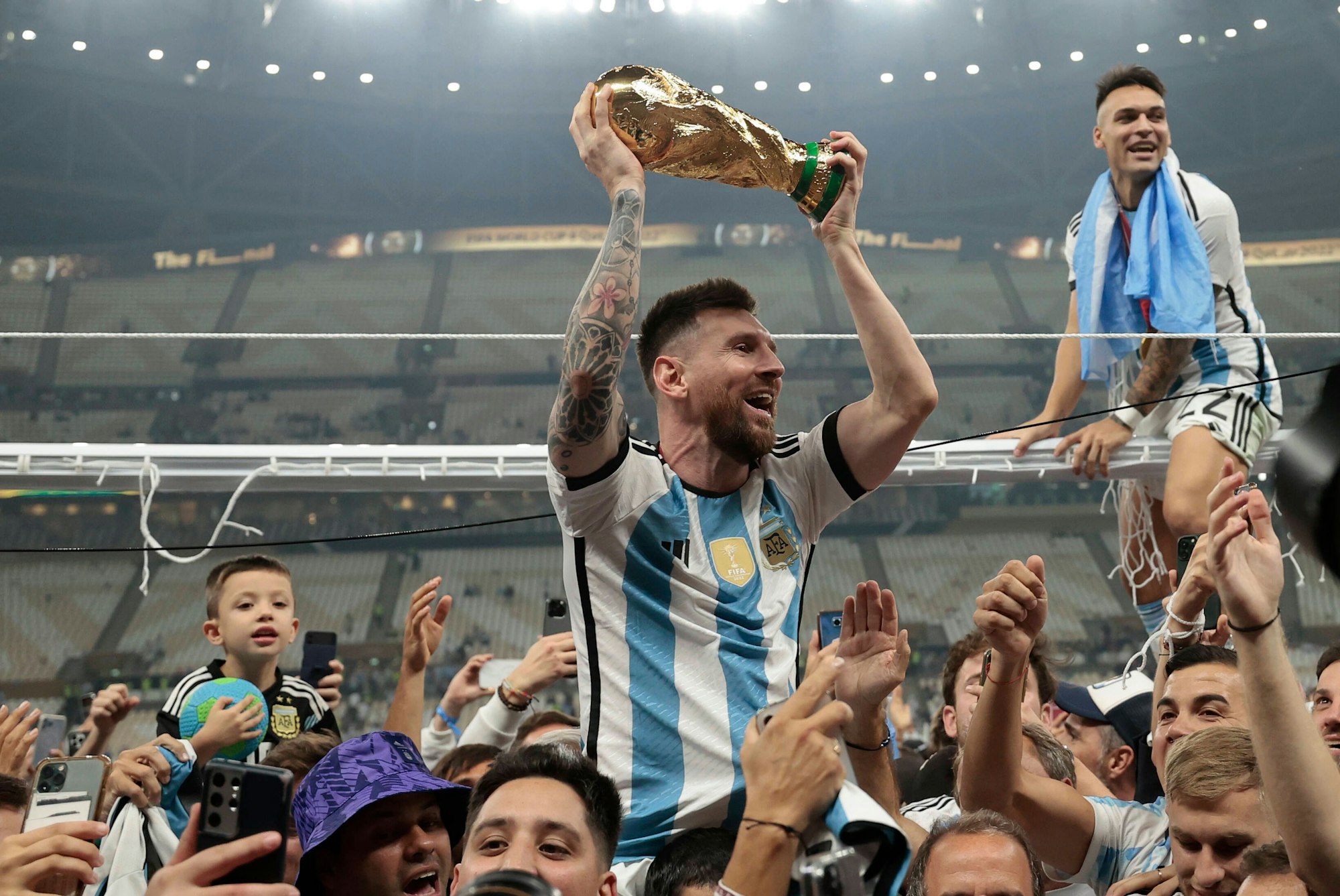 Lionel Messi feiert nach dem Sieg im WM-Finale gegen Frankreich am 18. Dezember 2022.