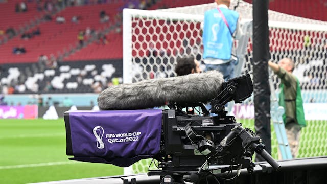 Eine TV-Kamera steht im Al-Bait Stadion.