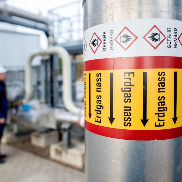 Rohre mit der Aufschrift ·Erdgas nass· verlaufen an einer technischen Anlage zur Kühlung von Erdgas auf dem Gelände des Erdgasspeichers Rehden der astora GmbH.&nbsp;