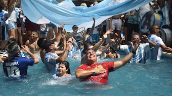 Argentinische Fans jubeln im Pool.