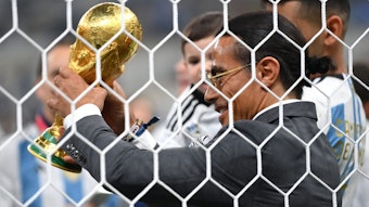 Star-Koch Salt Bae drängt sich bei den WM-Feierlichkeiten von Argentinien unangenehm in den Vordergrund, hält hier den WM-Pokal in den Händen