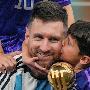 Lionel Messis Sohn küsst seinen Weltmeister-Papa auf die Wange.
