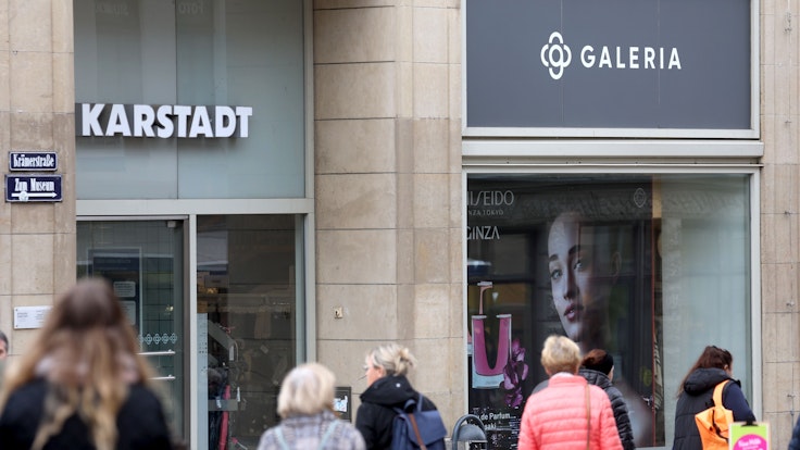 Das Karstadt-Stammhaus in der Innenstadt von Wismar: Galeria will offenbar bis zu 90 Filialen schließen, wird ein internes Schreiben zitiert.