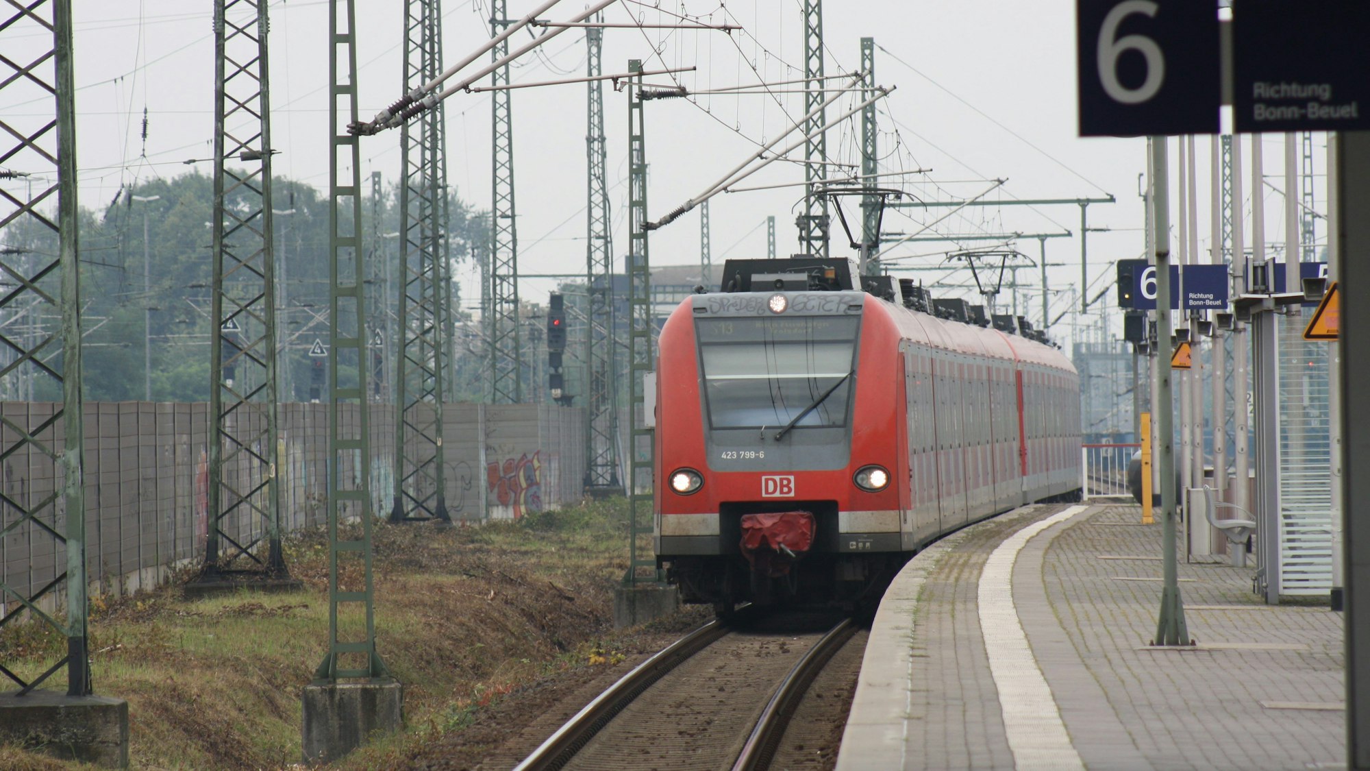 Die S13 fährt am Bahnhof in Troisdorf ein.