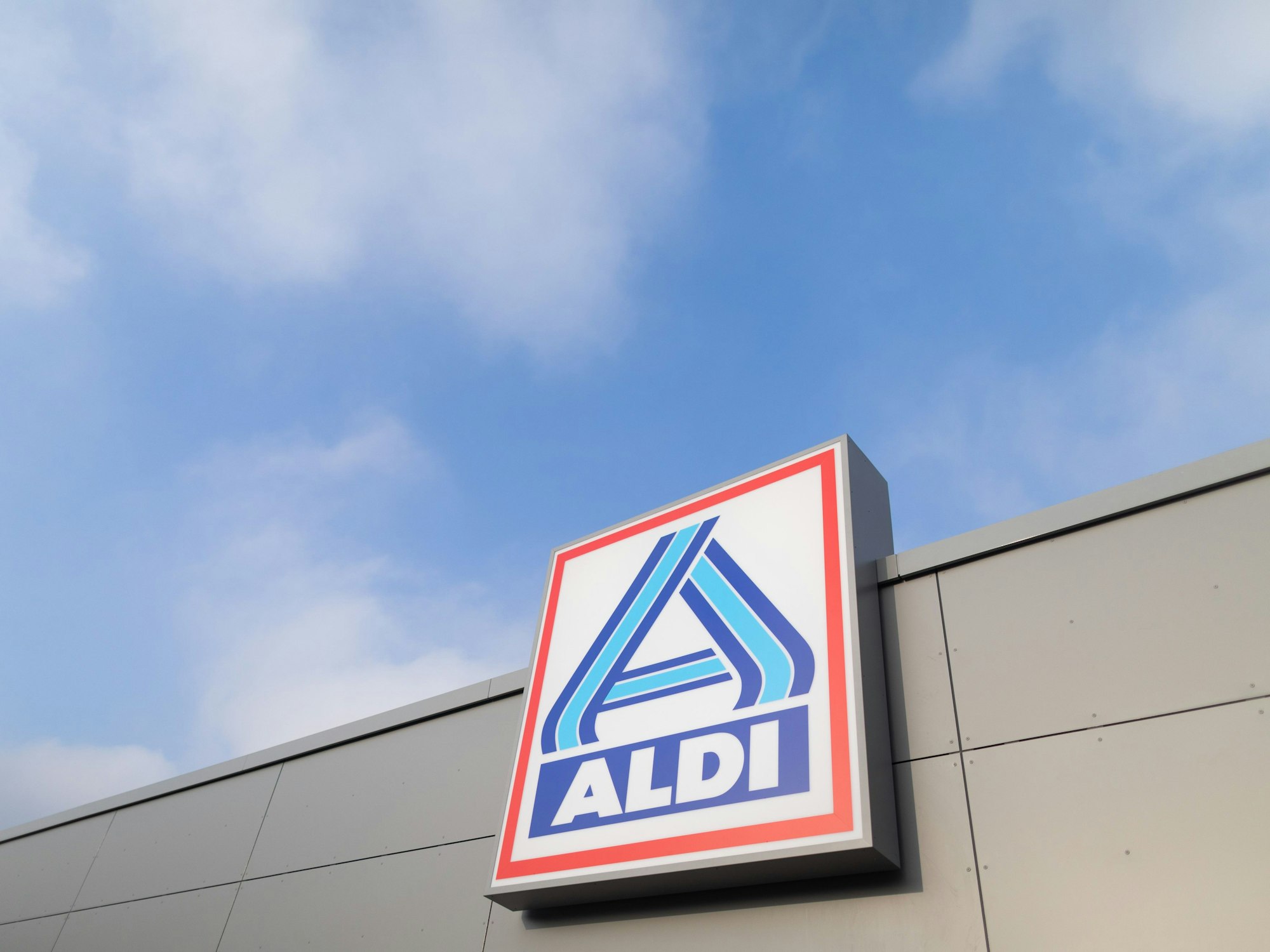 Blick auf ein Firmen-Logo an einer Aldi-Nord-Filiale in Essen.