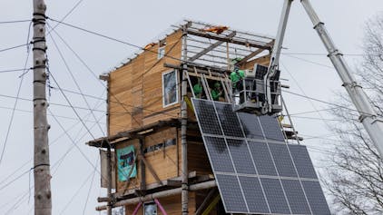 Photovoltaikanlagen werden von Greenpeace, ‚Lützerath Lebt‘ und ‚Alle Dörfer Bleiben‘ auf einem Holzturm im Protestcamp in Lützerath installiert.