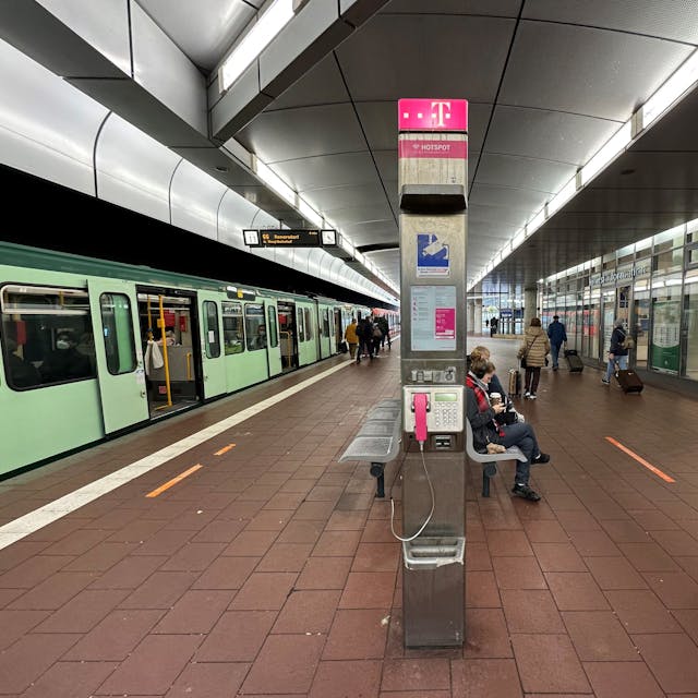 Eine Straßenbahn am Bahnhof Siegburg.