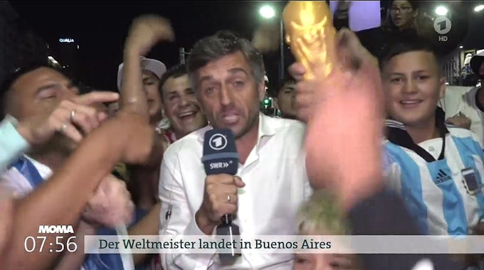 ARD-Reporter Matthias Ebert wird bei einer Live-Schalte zum Morgenmagazin von zahlreichen Fans aus Argentinien belagert