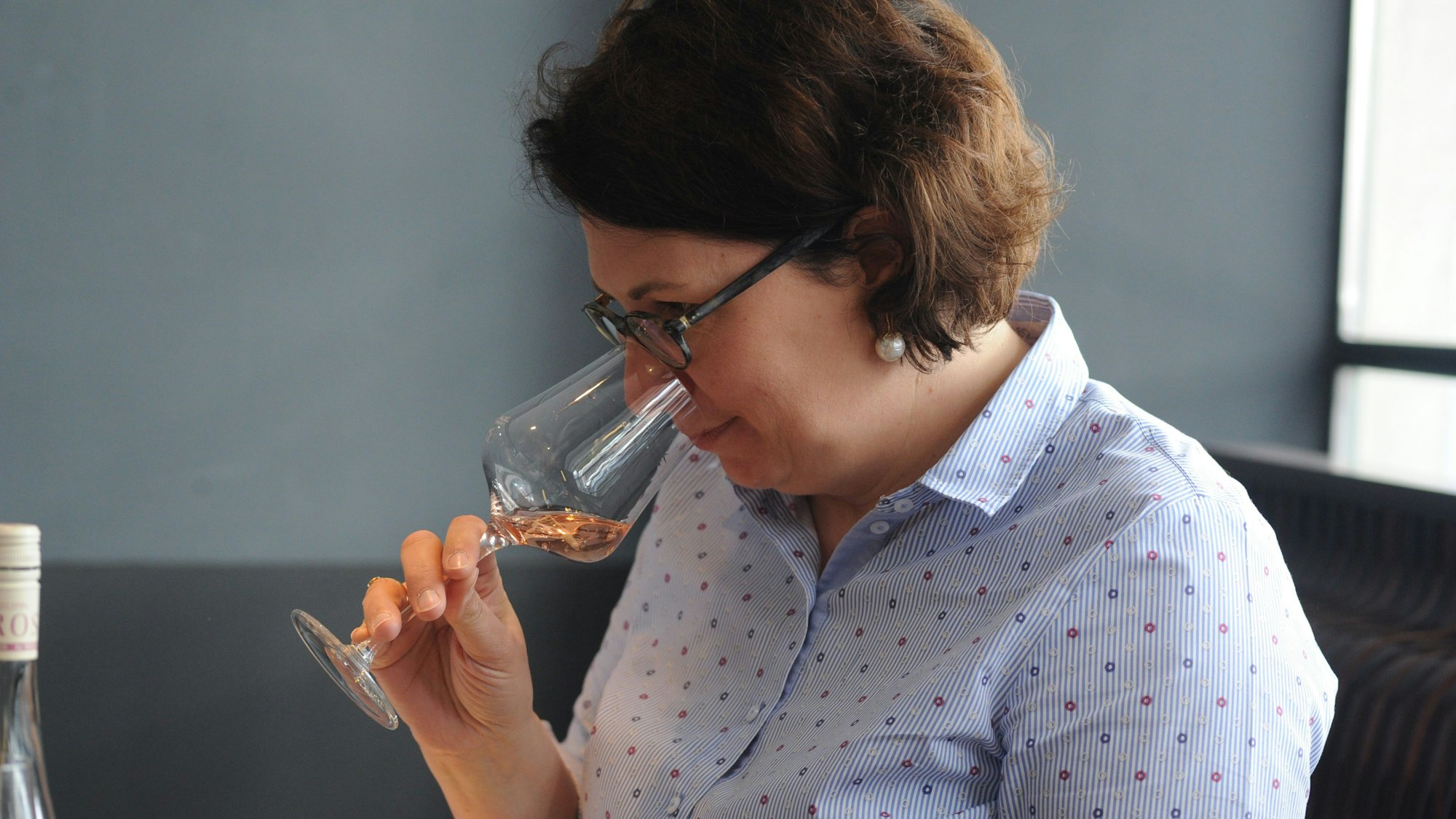Die Wein-Expertin Romana Echensperger testet einen Roséwein.