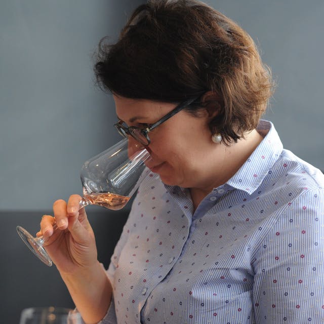 Die Wein-Expertin Romana Echensperger testet einen Roséwein.