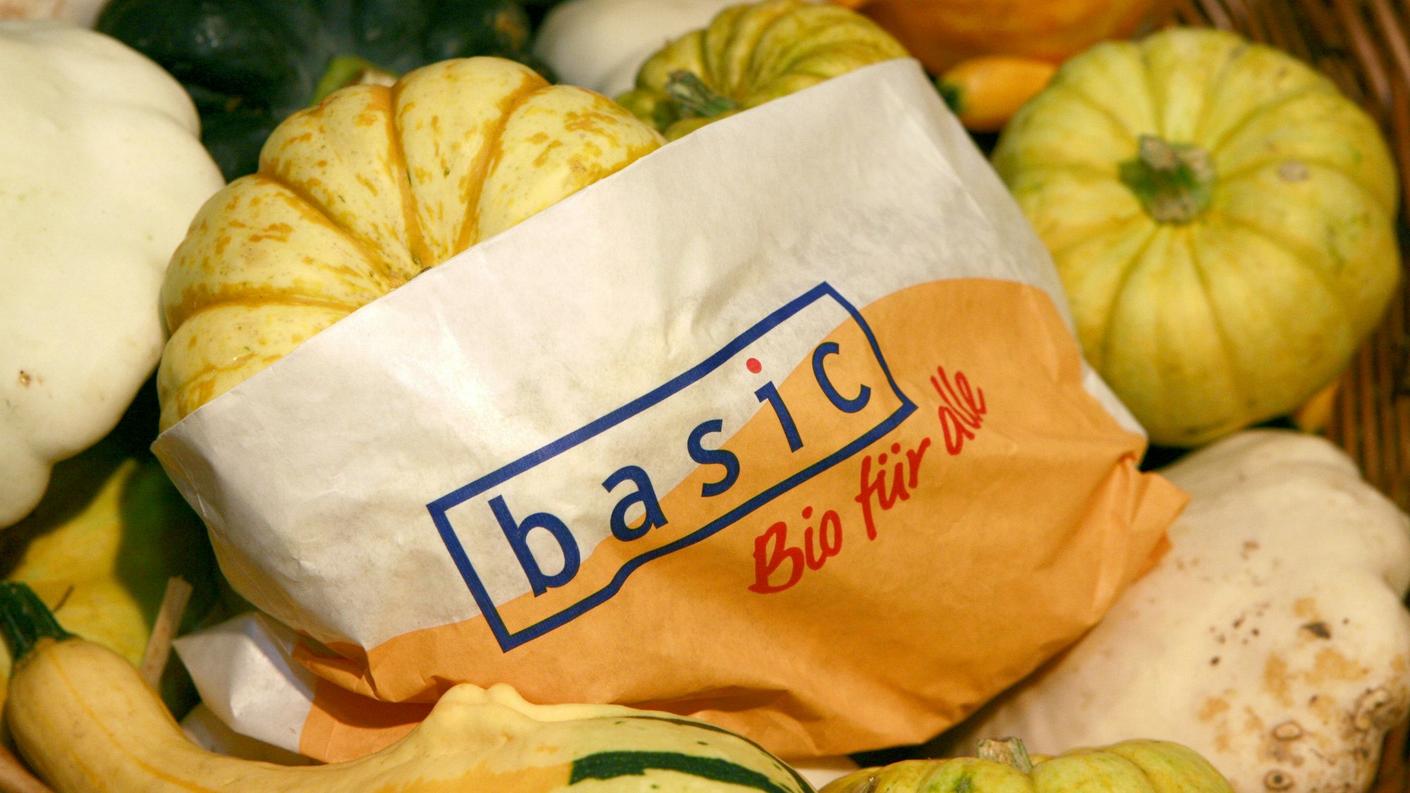 Kürbisse liegen in einer Tüte der insolventen Supermarkt-Kette Basic.
