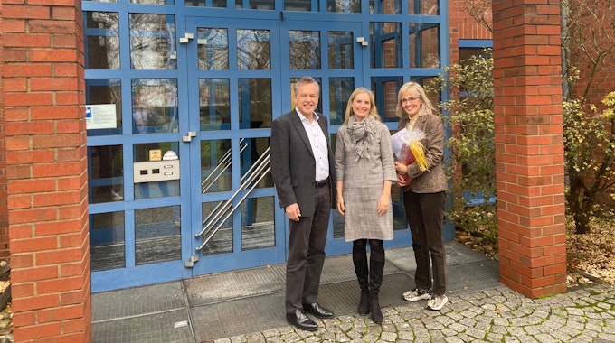 IHK Personalwechsel Dr. Uwe Vetterlein mit Ellen Lindner und Eva Babatz vor der Geschäftsstelle in Opladen