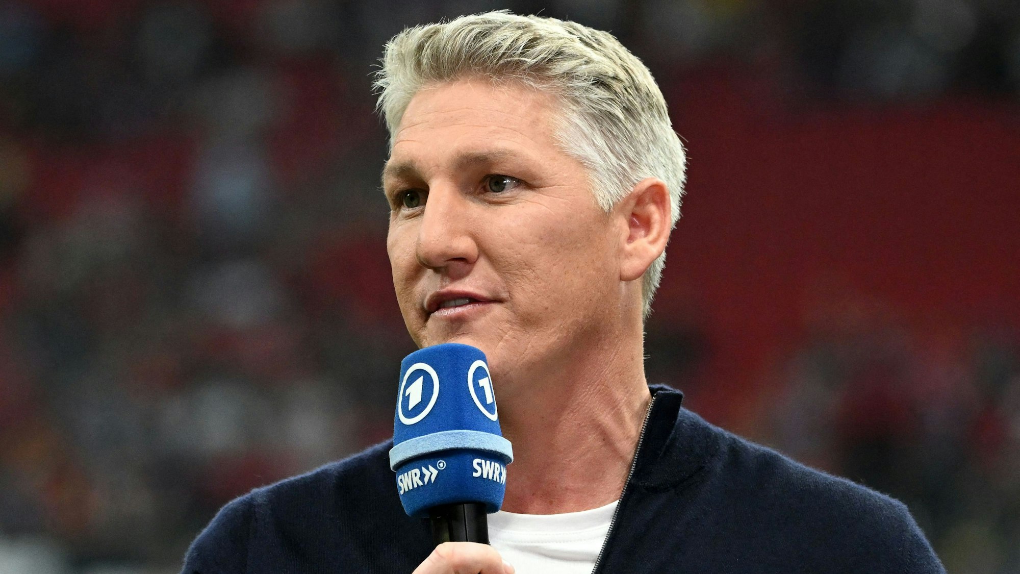 Bastian Schweinsteiger spricht beim WM-Spiel der deutschen Nationalmannschaft gegen Costa Rica als TV-Experte ins ARD-Mikro.