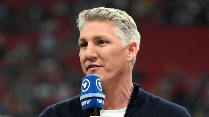 Bastian Schweinsteiger spricht beim WM-Spiel der deutschen Nationalmannschaft gegen Costa Rica als TV-Experte ins ARD-Mikro.