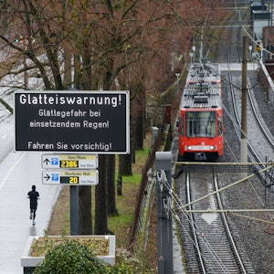 Auf einer LED-Tafel werden Autofahrer vor der Glatteisgefahr im Februar 2021 in Köln an der Rheinuferstraße in Höhe Kap am Südkai durch überfrierenden Regen gewarnt. Im Dezember 2022 werden die Kommunen im Eisregen stehengelassen.