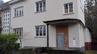 Leerstehendes Haus in Marienburg von außen.