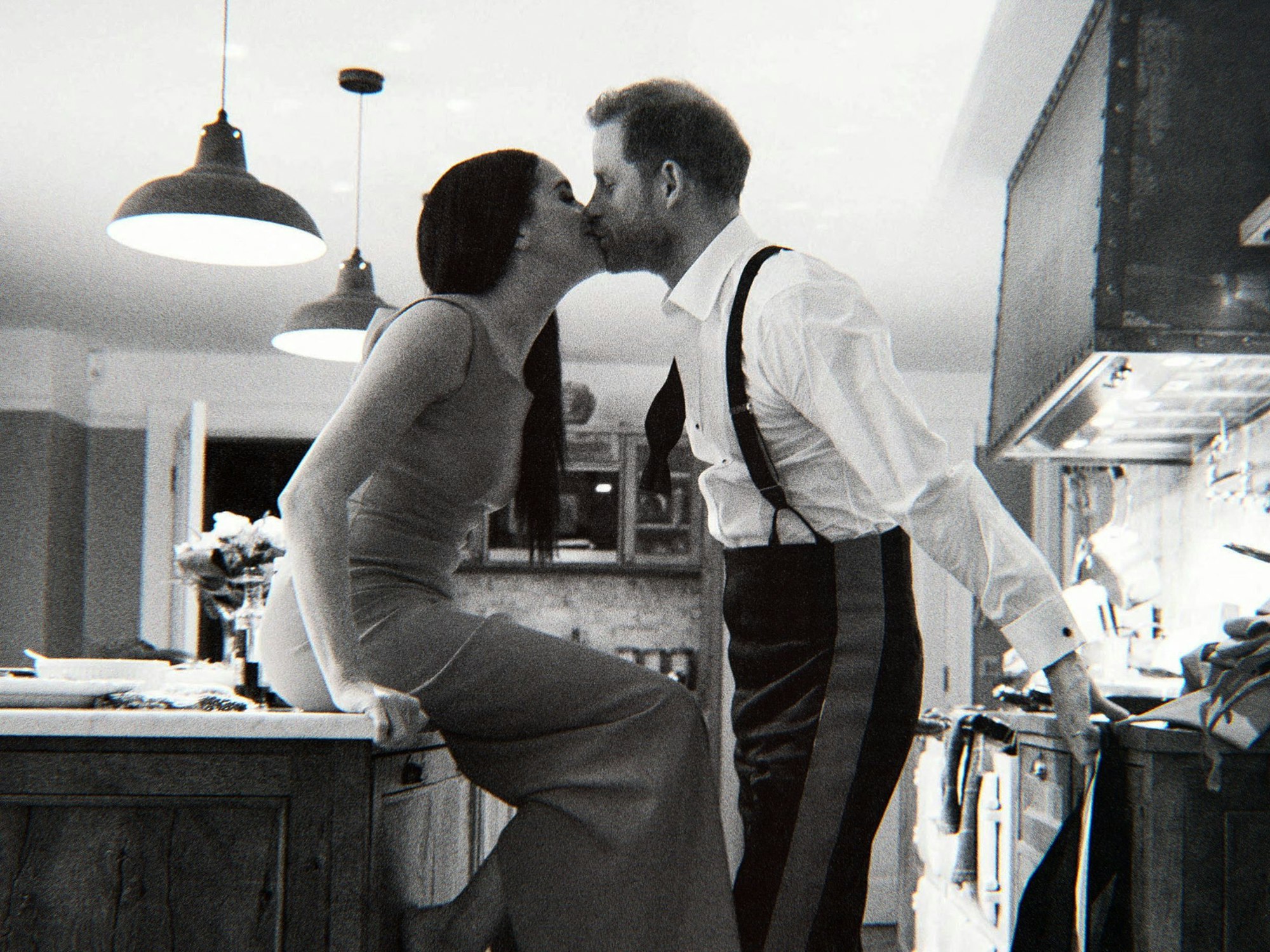 Prinz Harry und seine Frau Meghan küssen sich.