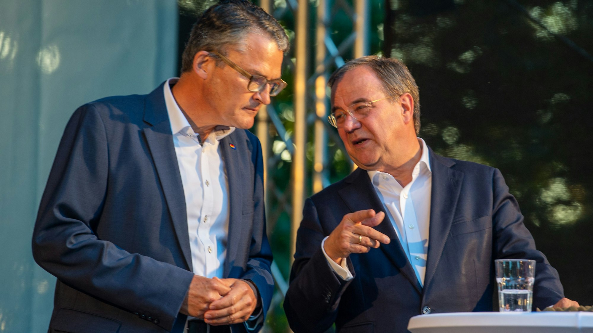 Die CDU-Politiker Roderich Kiesewetter und Armin Laschet stehen nebeneinander, sie tragen Anzüge.