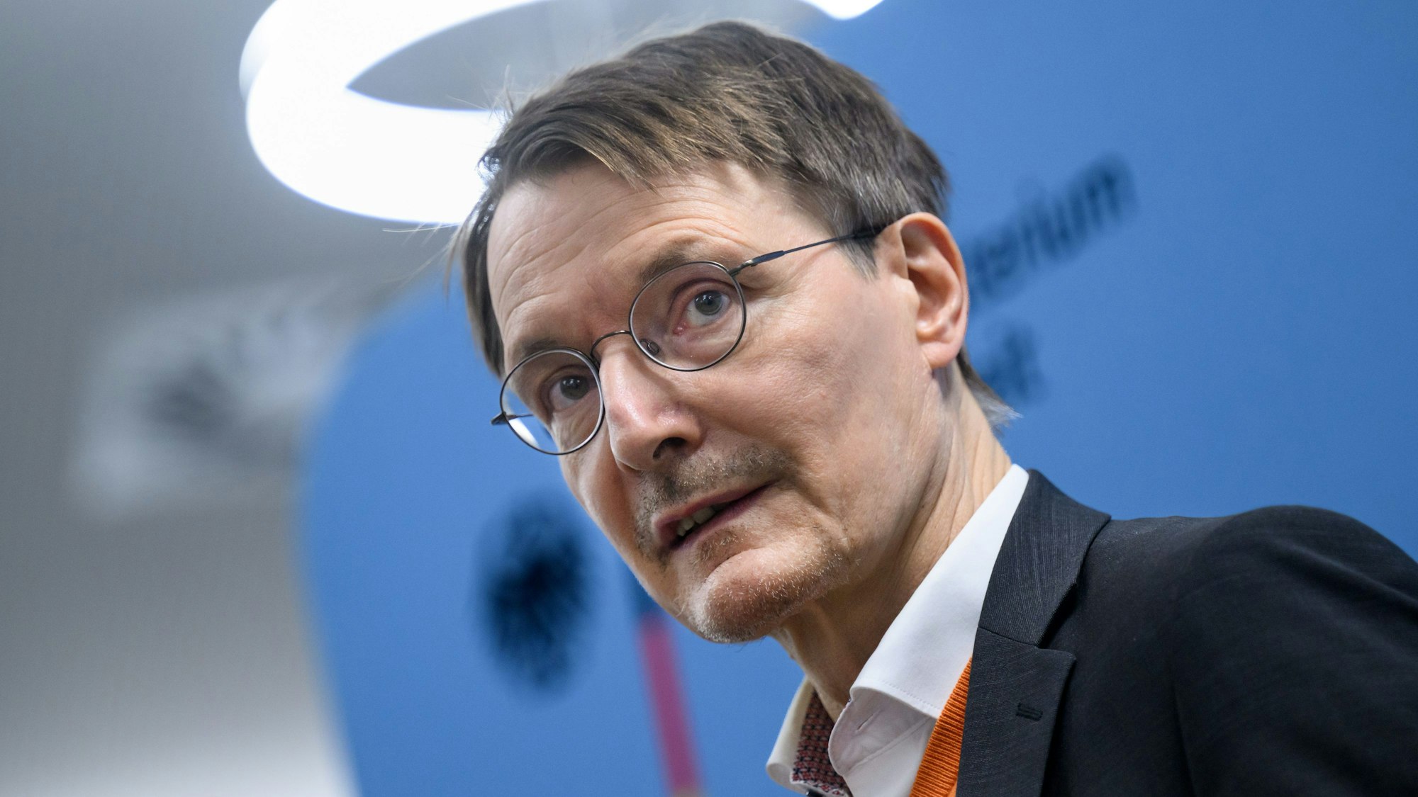 Karl Lauterbach (SPD), Bundesminister für Gesundheit, äußert sich im Bundesministerium für Gesundheit zum Eckpunktepapier gegen Lieferengpässe bei Medikamenten.