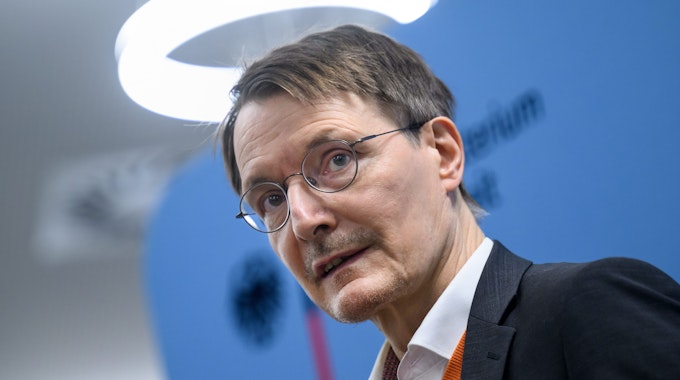 Karl Lauterbach (SPD), Bundesminister für Gesundheit, äußert sich im Bundesministerium für Gesundheit zum Eckpunktepapier gegen Lieferengpässe bei Medikamenten.
