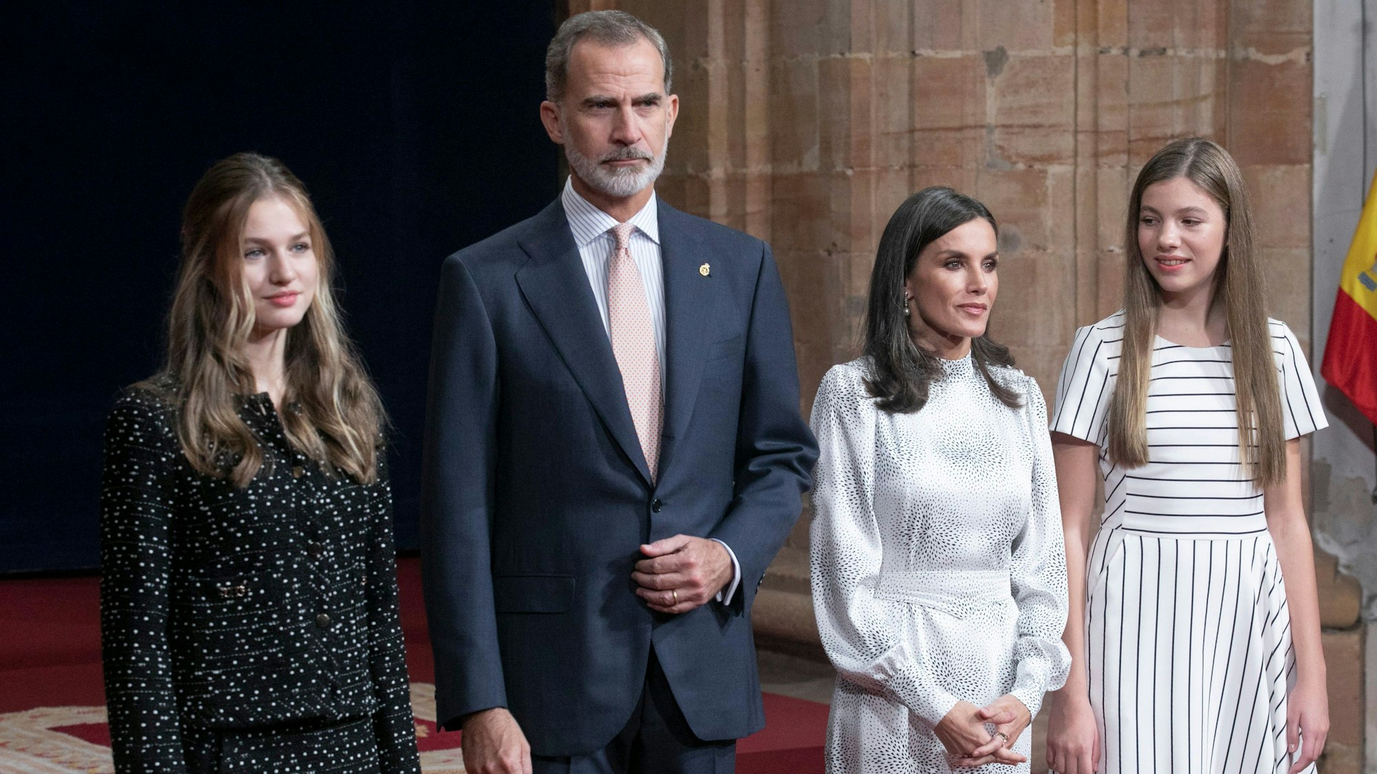 Prinzessin Leonor (l-r), Felipe VI., König von Spanien, Königin Letizia und Infantin Sofia nehmen an einer Audienz in Oviedo vor der Verleihung der Prinzessin-von-Asturien-Preise teil.