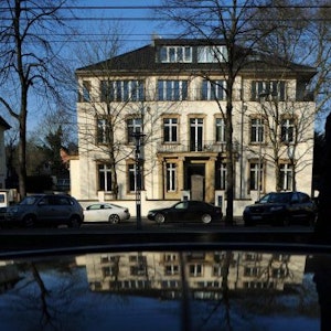 Das Bild zeigt die ehemalige Villa des Barons Kurt Freiherr von Schröder am Stadtwaldgürtel 35.