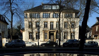 Das Bild zeigt die ehemalige Villa des Barons Kurt Freiherr von Schröder am Stadtwaldgürtel 35.