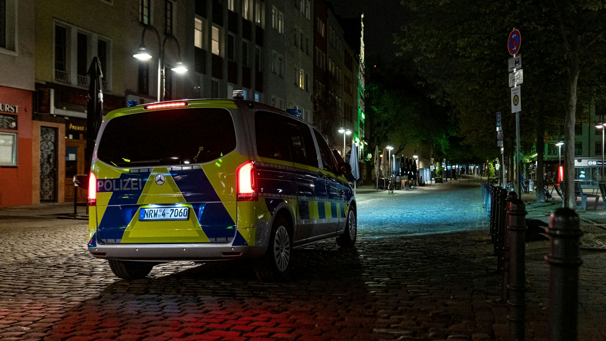 Ein Polizeiauto nachts in Köln (Symbolbild)