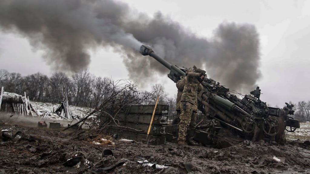 Ukrainische Soldaten schießen auf russische Stellungen an der Frontlinie an einem ungenannten Ort in der Region Donezk.