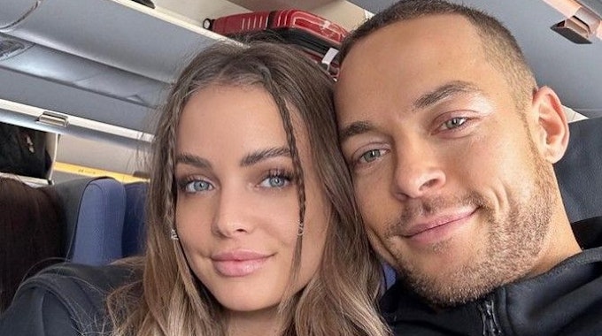 Andrej Mangold und seine Freundin Annika lächelnd auf einem Instagram-Selfie aus einem Flugzeug vom 5. November.