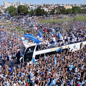 Der argentinische Bus fährt durch die Menschenmassen.