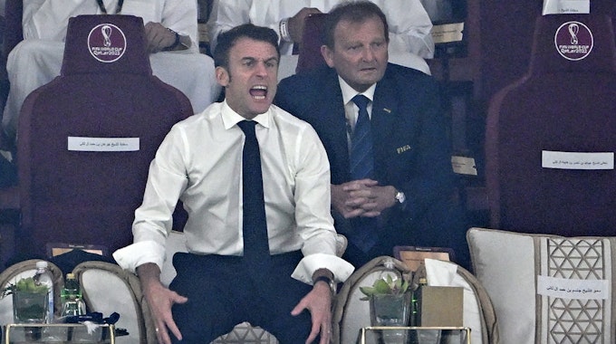 Ohne Sakko und mit hochgekrempelten Ärmeln: Frankreichs Präsident Emmanuel Macron hielt es während des WM-Finals selten auf seinem Platz.