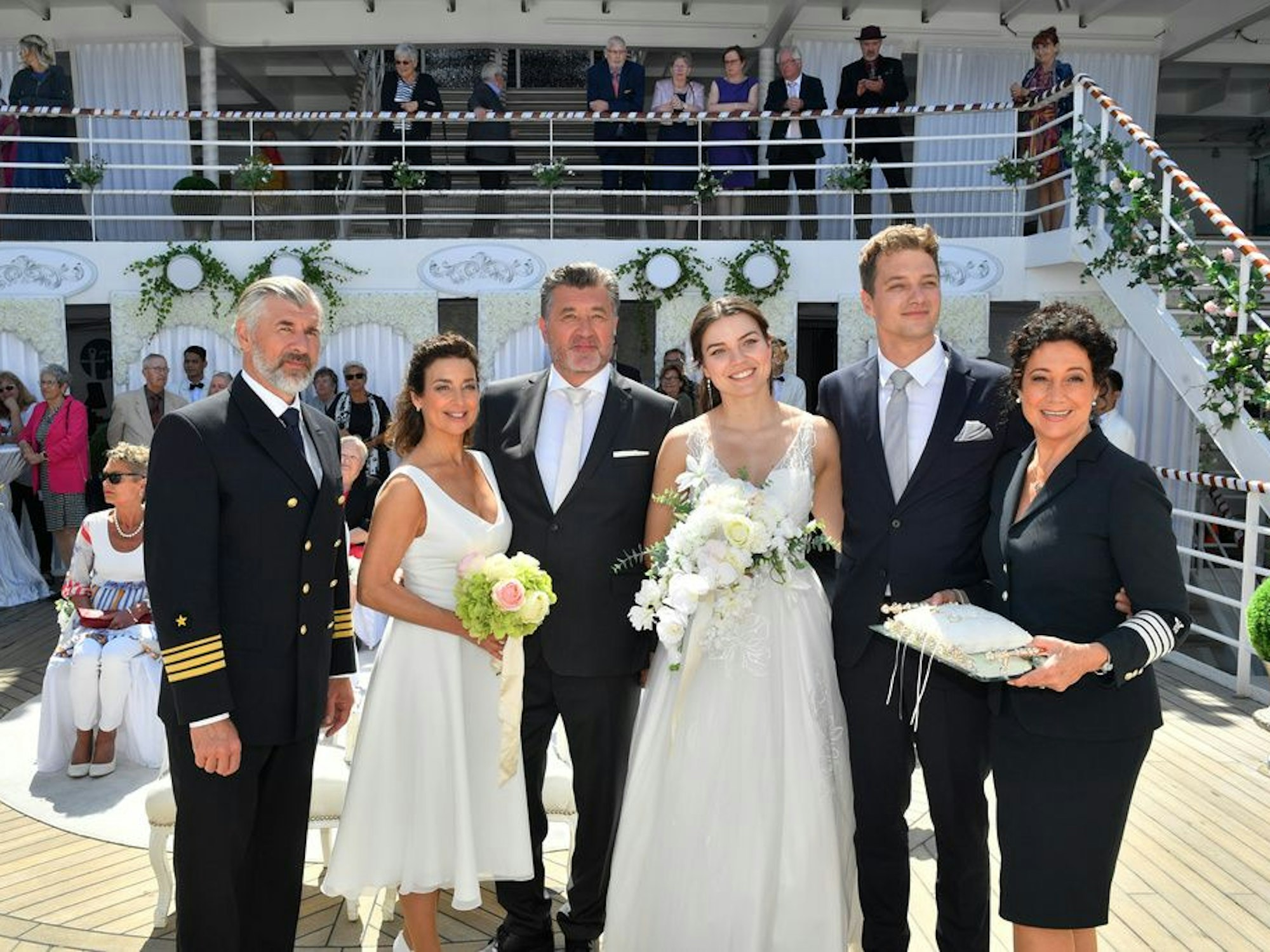 Die Crew von Kreuzfahrt ins Glück mit zwei Brautpaaren.