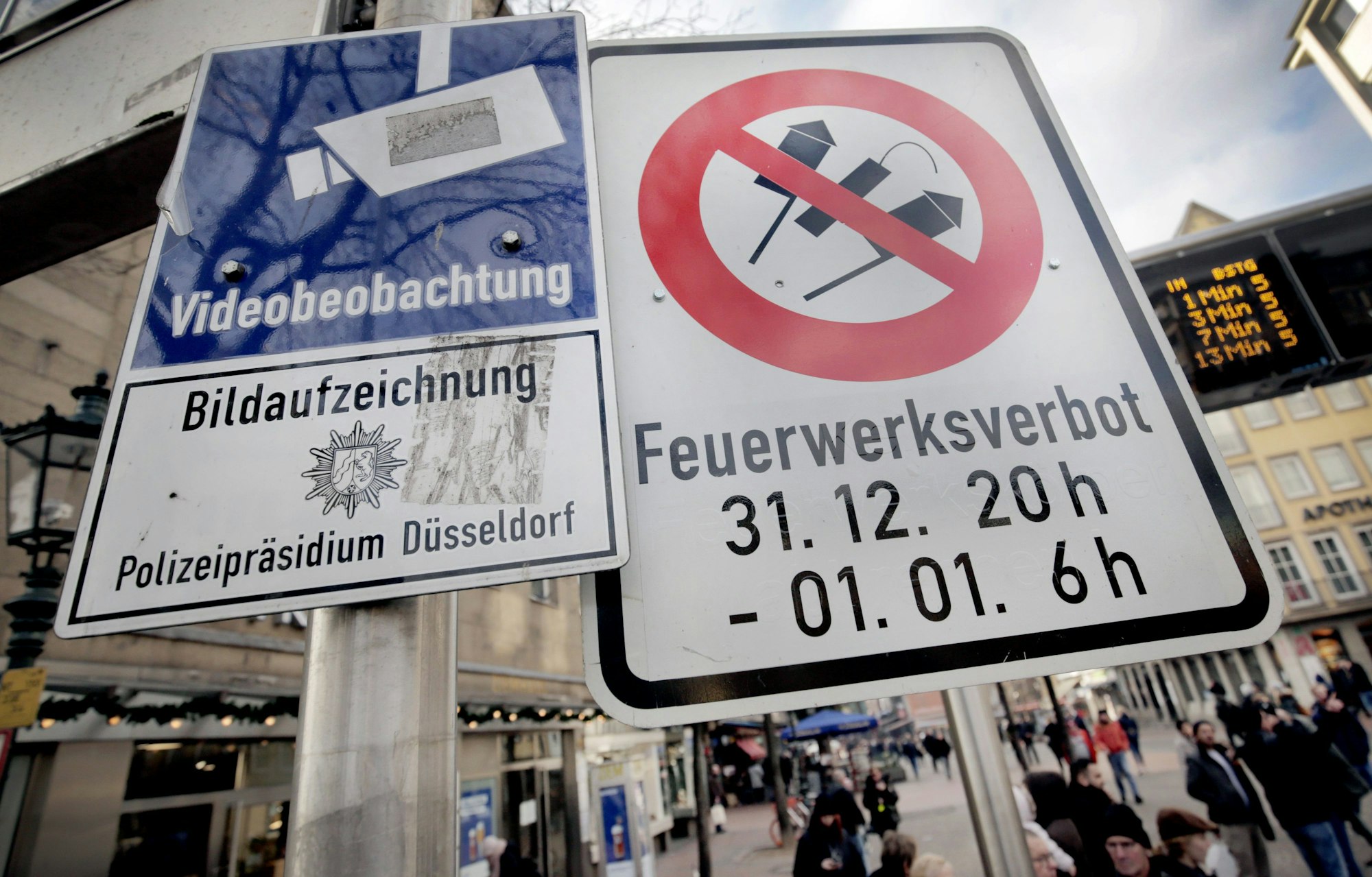 Ein Schild in einer Düsseldorfer Fußgängerzone zeigt durchgestrichene Raketen und Silvesterböller, darunter die Aufschrift "Feuerwerksverbot".