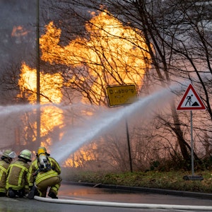 Feuerwehrleute arbeiten daran, in Duisburg ein brennendes Gasleck zu löschen.