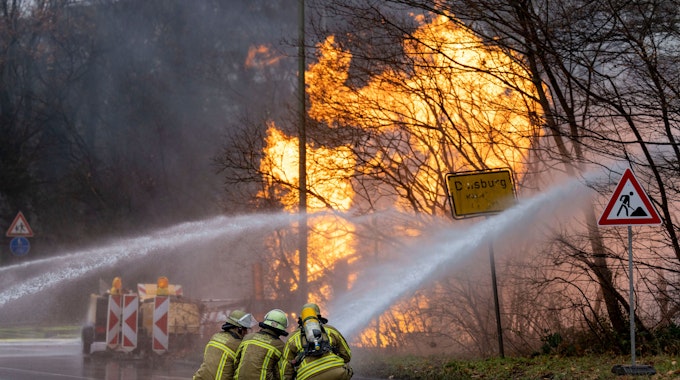 Feuerwehrleute arbeiten daran, in Duisburg ein brennendes Gasleck zu löschen.
