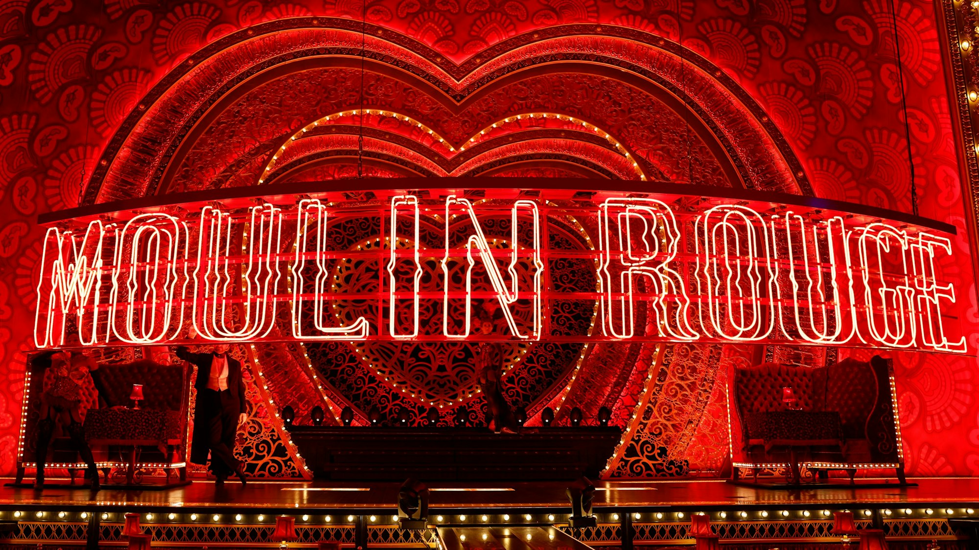 Das Bühnenbild des Musicals "Moulin Rouge" im MusicalDome orientiert sich an dem berühmten Varieté in Paris.