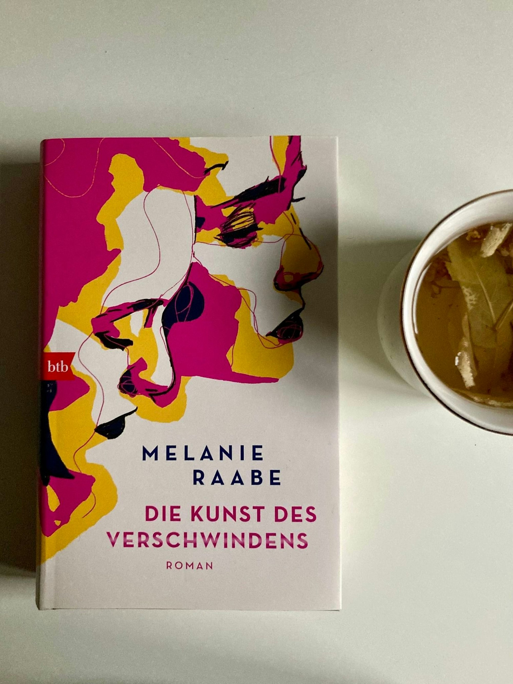 "Die Kunst des Verschwindens" von Melanie Raabe als Buch.