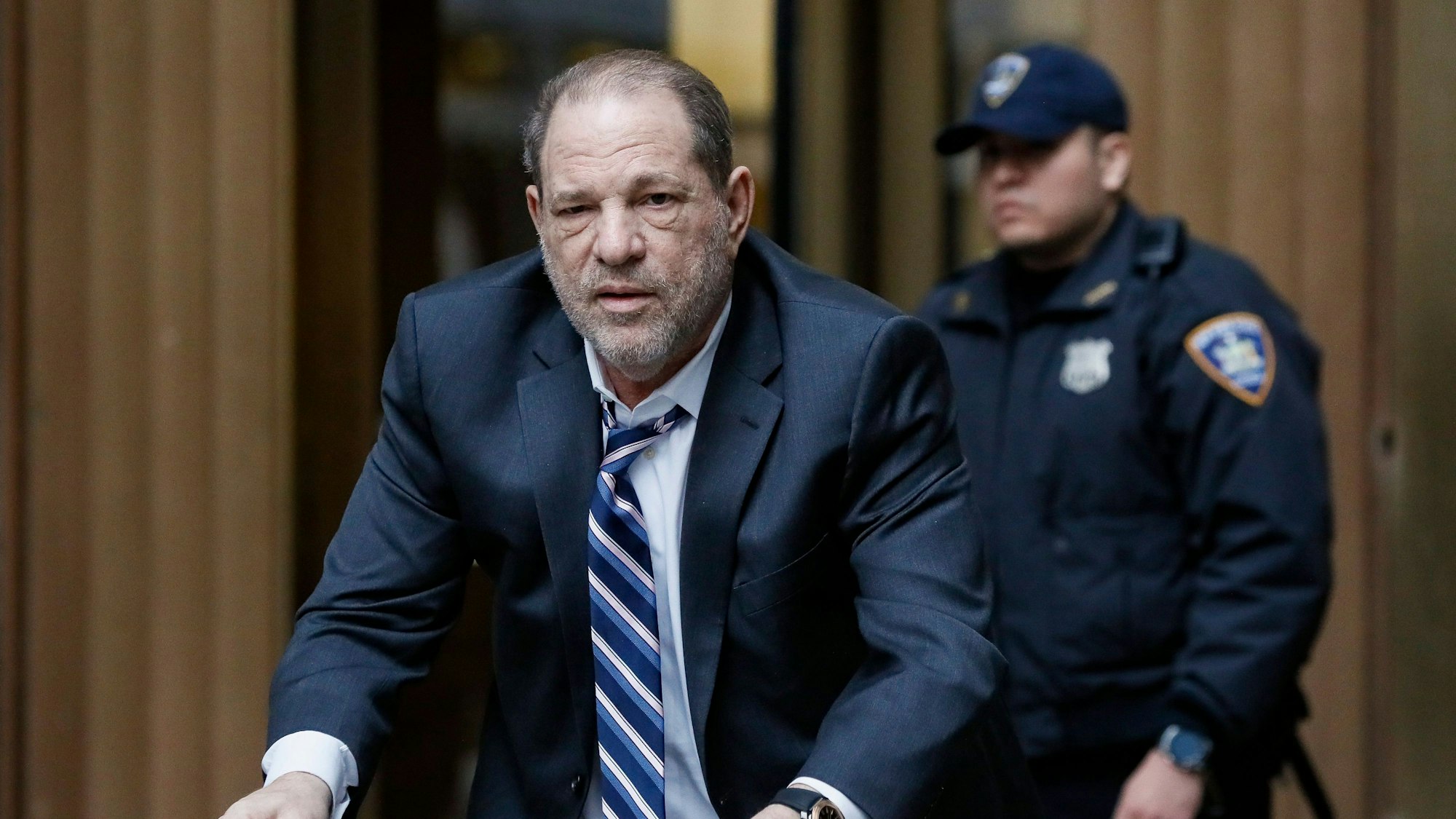Harvey Weinstein, Filmproduzent aus den USA, verlässt die Verhandlung im Prozess wegen Vergewaltigung und sexueller Nötigung an einem New Yorker Gericht.