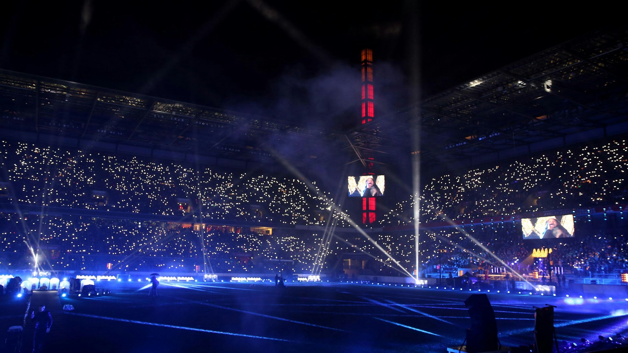 Tausende Lichter erstrahlen auf den vollen Tribünen des abgedunkelten Rheinenergie-Stadions in Köln bei der Mitsing-Veranstaltung "Loss mer Weihnachtsleeder singe" 2019.