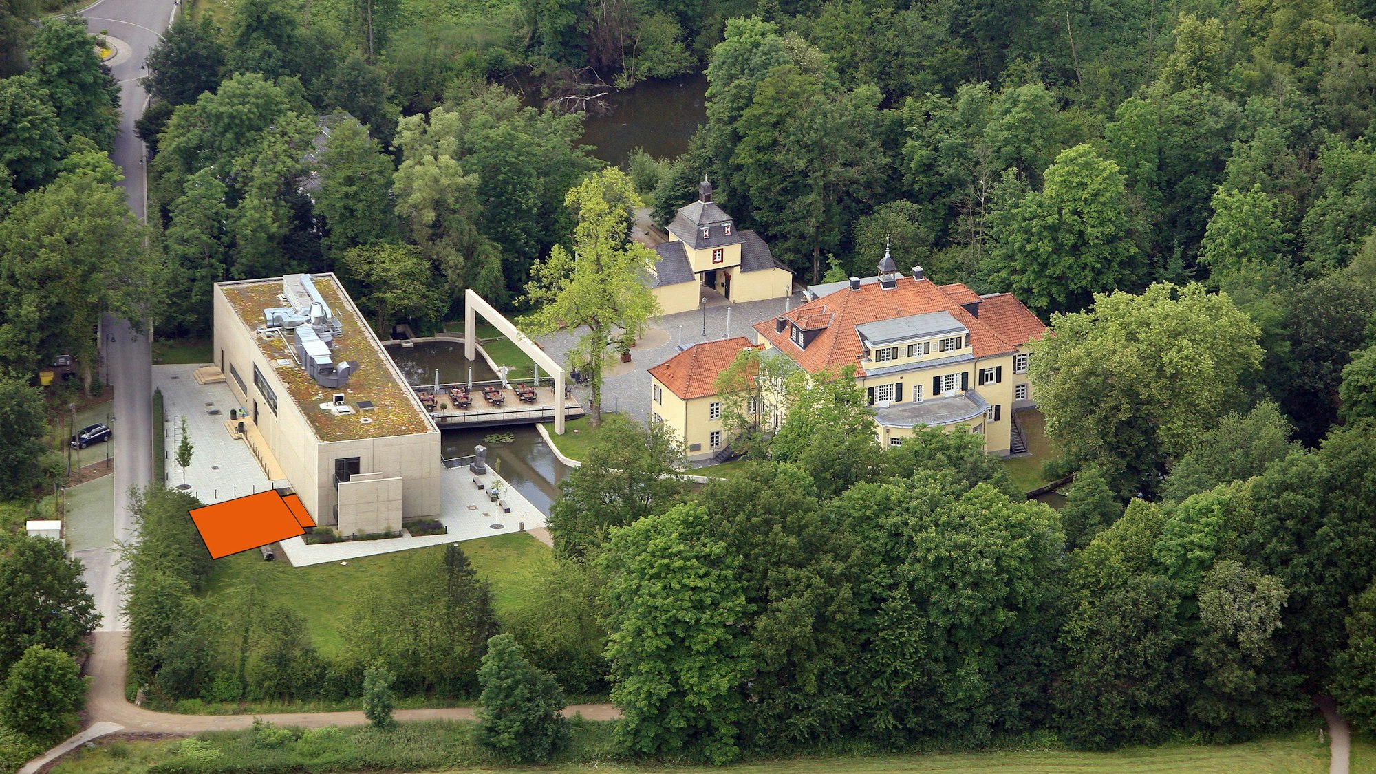 Vogelperspektive auf Schloss Eulenbroich und das Werkstattgebäude.