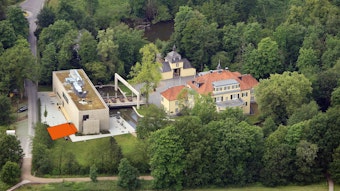 Vogelperspektive auf Schloss Eulenbroich und das Werkstattgebäude.