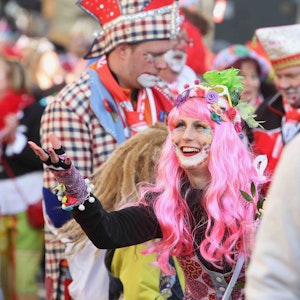 Die „Ultras GKKG“ in Karnevalskostümen, in der Mitte eine Frau mit pinker Perücke.