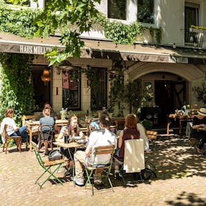Das Restaurant Haus Müller in der Kölner Südstadt, Blick auf den Außenbereich mit Gästen