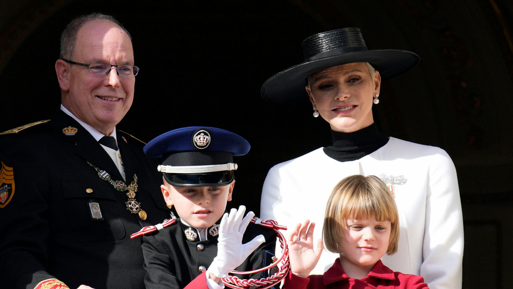 Fürst Albert II. (l) von Monaco und Fürstin Charlene, stehen mit ihren Kindern Prinz Jacques und Prinzessin Gabriella auf dem Balkon des monegassischen Palastes.