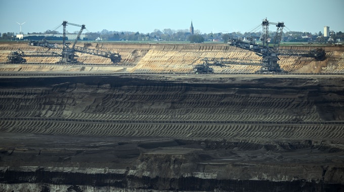 Das Foto zeigt Bergbaumaschinen, die im April 2022 Braunkohletagebau Garzweiler arbeiten. Dort soll laut RWE-Tagebau-Planer der See in 40 Jahren gefüllt sein.