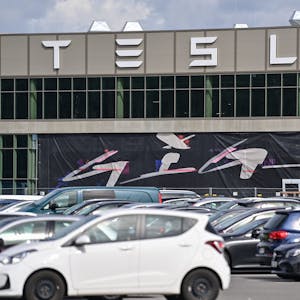 Der Haupteingang zur Fabrik der Tesla Gigafactory Berlin Brandenburg. Laut einem Bericht soll die Stimmung im Werk unter den Mitarbeitern schlecht sein.