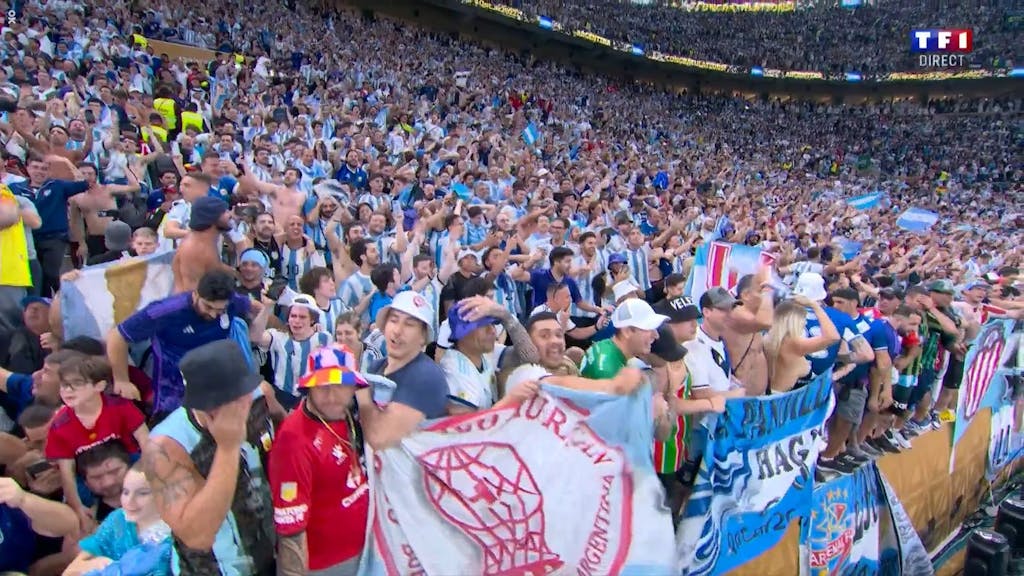 Blick auf die Argentinien-Fans beim WM-Finale im Lusail Iconic Stadium, wo eine Frau nach dem Titelgewinn blank zieht und ihre Brüste während der TV-Übertragung zu sehen sind.
