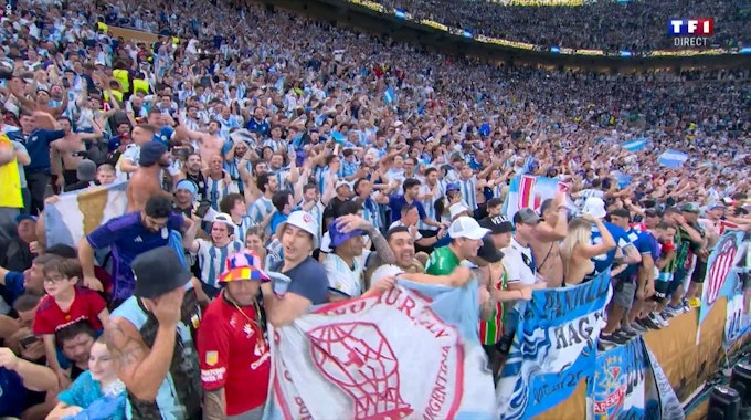 Blick auf die Argentinien-Fans beim WM-Finale im Lusail Iconic Stadium, wo eine Frau nach dem Titelgewinn blank zieht und ihre Brüste während der TV-Übertragung zu sehen sind.