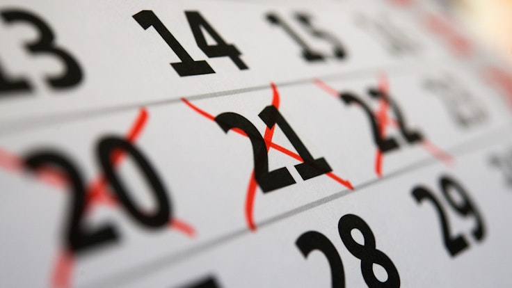 Auf einem Kalenderblatt sind mehrere Tage rot durchgestrichen.